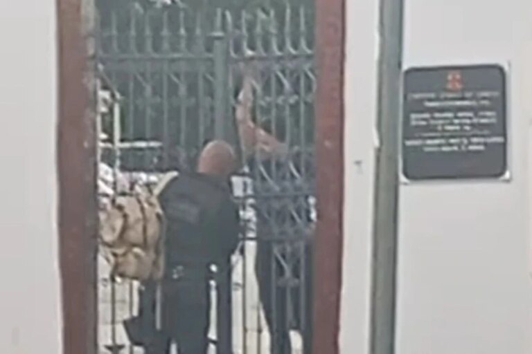 Mulher fica presa em cemitério de Brumado após fechamento dos portões