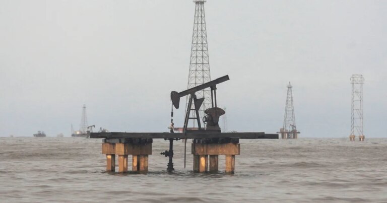 Vendas do petróleo venezuelano aos EUA começarão imediatamente, diz fonte