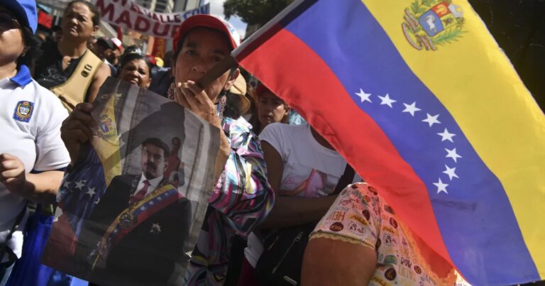 Apoiadores de Maduro saem às ruas em Caracas durante posse de Rodríguez