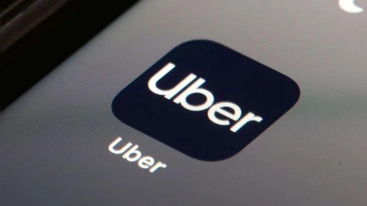 Imagem ilustrativa da imagem Bateria fraca deixa a corrida mais cara? O que está por trás dos preços do Uber
