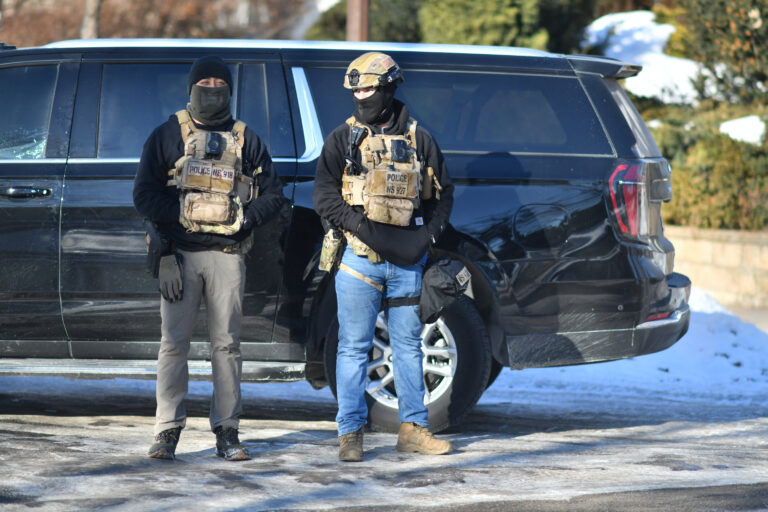 Após mortes e protestos, agentes do ICE usarão câmeras corporais