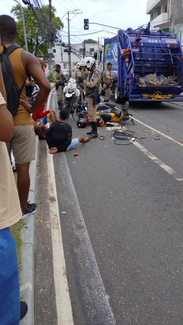 Motociclistas fogem de abordagem e provocam acidente com policiais em Salvador