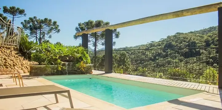 Hotel Curucaca tem estilo rústico e lembra uma cabana de luxo