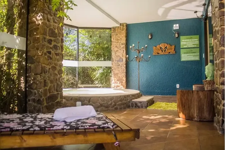 Hotel Curucaca tem estilo rústico e lembra uma cabana de luxo