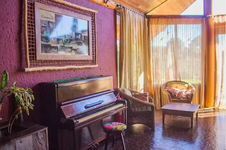 Hotel Curucaca tem estilo rústico e lembra uma cabana de luxo