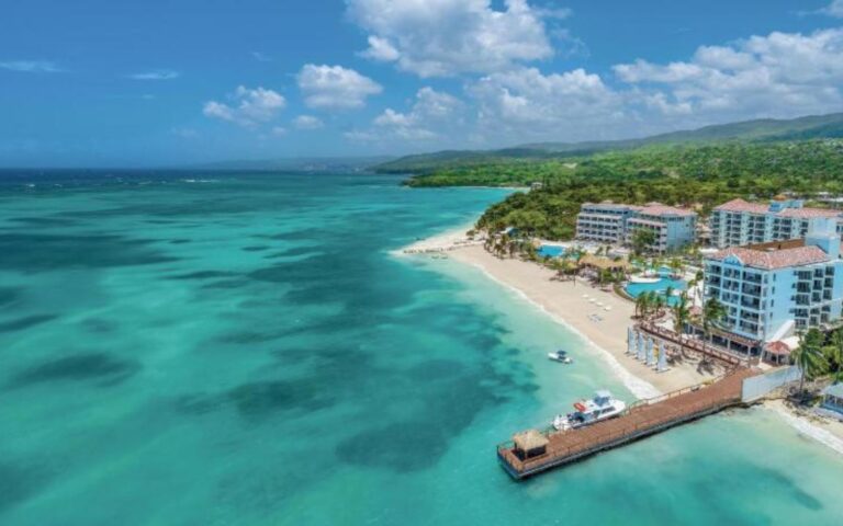 Praia paradisíaca vira área privatizada após levantamento de muro