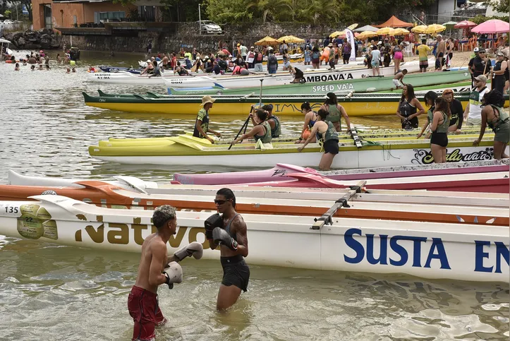 Imagem ilustrativa da imagem Canoa havaiana transforma Praia da Preguiça em polo esportivo de Salvador