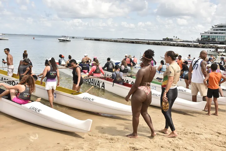 Imagem ilustrativa da imagem Canoa havaiana transforma Praia da Preguiça em polo esportivo de Salvador