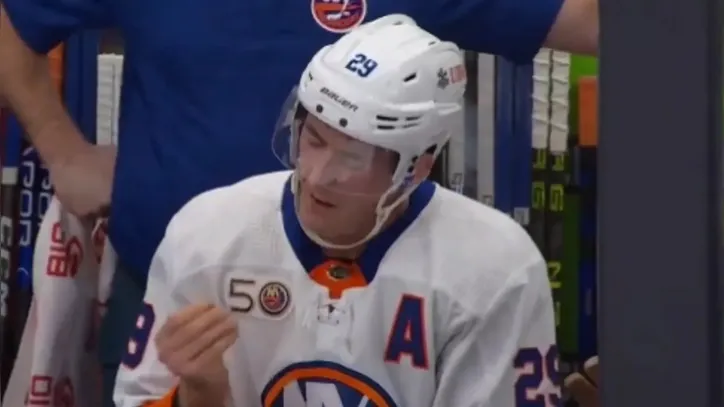 Jogador de hóquei arranca o próprio dente no banco de reservas