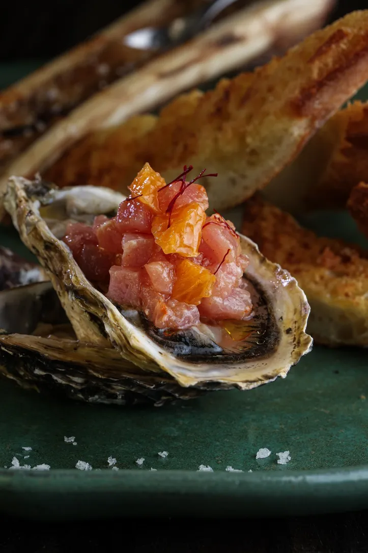 Ostra fresta com tartar de atum tutano de vitelo e ciabata, da Confraria das ostras