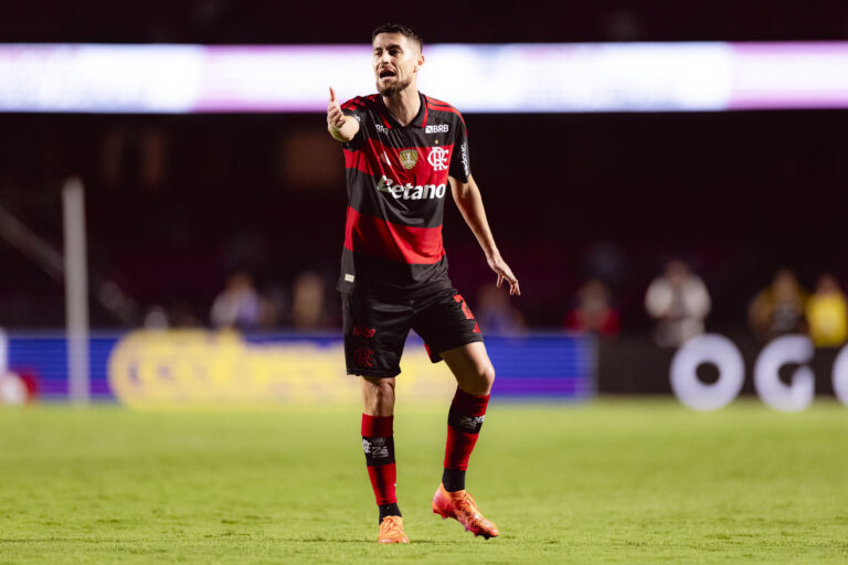 Flamengo confirma desfalques de peso para enfrentar o Vitória