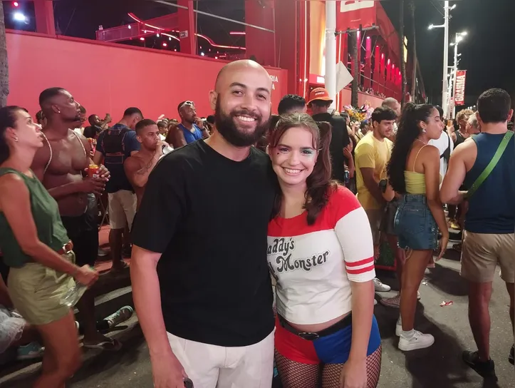 Natália Albuquerque e seu amigo curtindo a festa