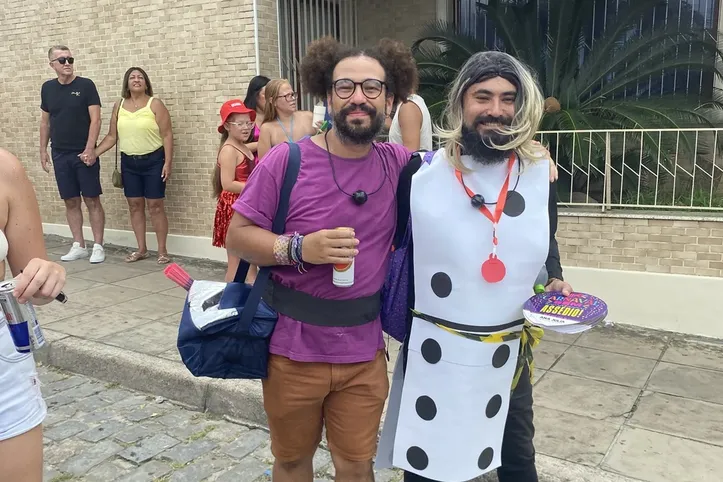 Homens fantasiados de Tia Milena e Ana Paula Renault, participantes do BBB 26