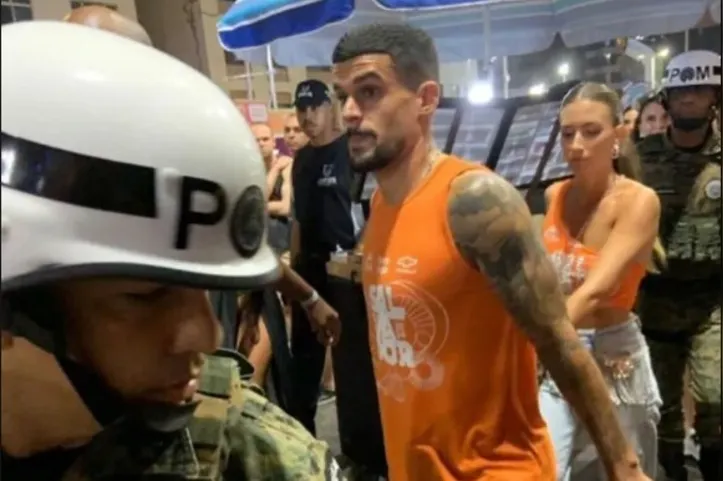 Cauly no meio da folia