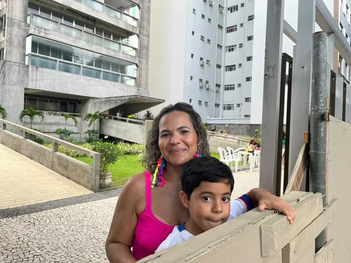 Michele Lourenço ao lado do filho