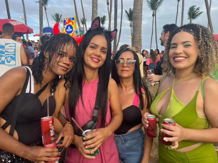 De roupa verde, Bianca posa ao lado das amigas