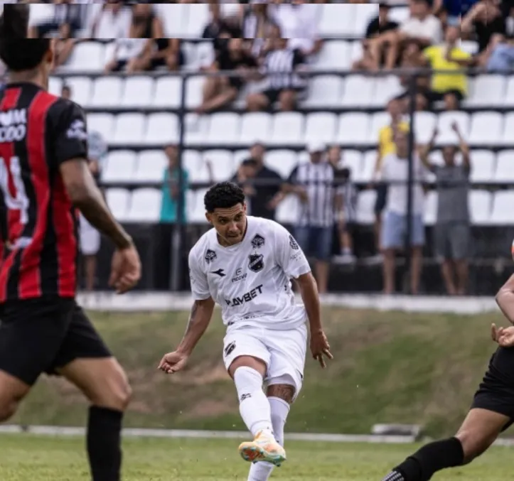 Imagem ilustrativa da imagem Ex-jogador de Bahia e Vitória fica ferido em acidente; carro pegou fogo