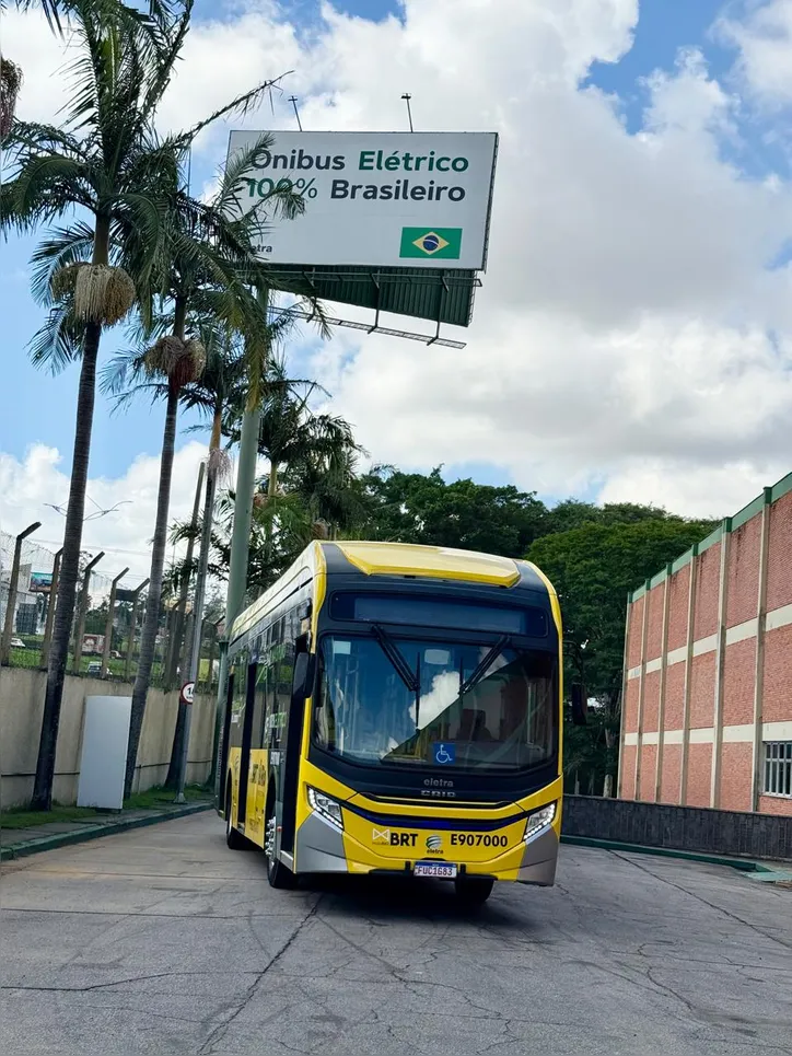 Imagem ilustrativa da imagem Lauro de Freitas: ônibus de luxo 100% elétrico é testado na frota pública