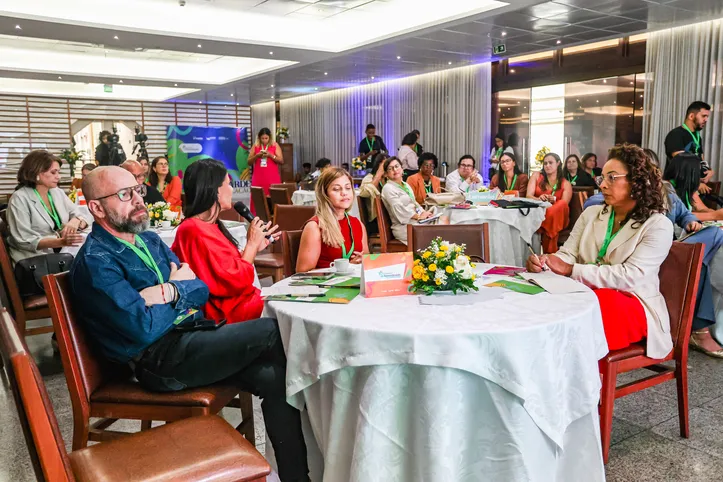 Rowenna Brito e representantes da SEC