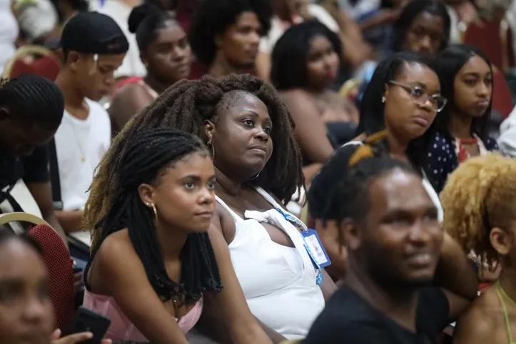 Jovens participam da aula inaugural no Fiesta Bahia Hotel