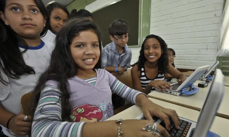 Acesso à internet avança e alcança 70% das escolas públicas