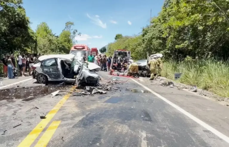 Três pessoas morrem e outras três ficam gravemente feridas após batida entre carros e carreta no sul da Bahia – Acorda Cidade