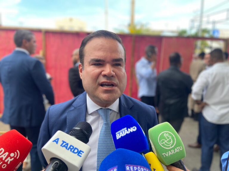 “Apunhalado pelas costas”, diz Cacá Leão após saída de Coronel do PSD