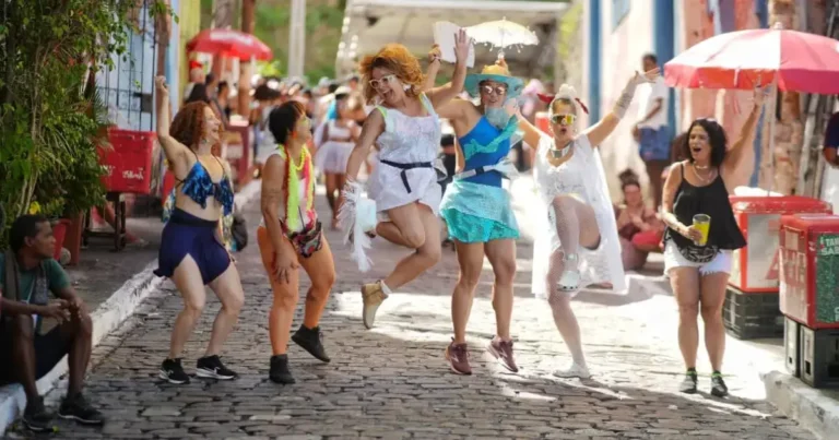 Banho de Mar à Fantasia reúne cortejo e atrações musicais em Salvador; veja as fotos – Acorda Cidade