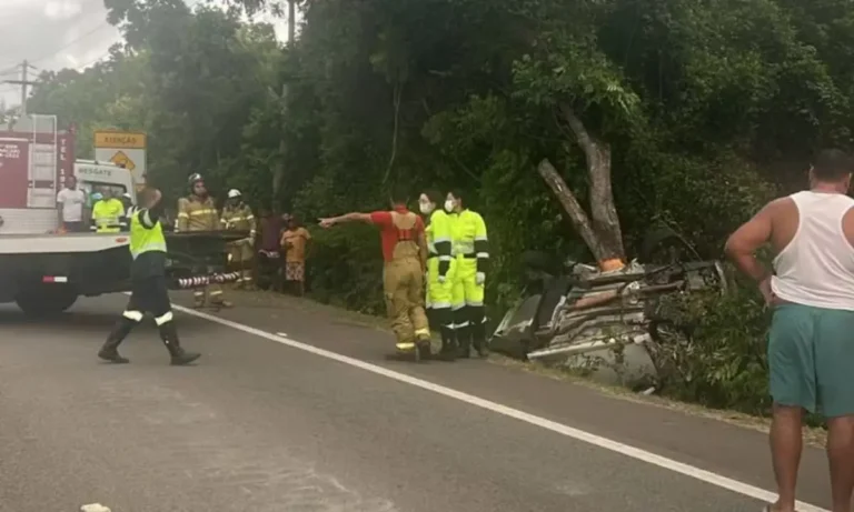 Capotamento na Estrada do Coco deixa três mortos e uma pessoa em estado grave em Camaçari