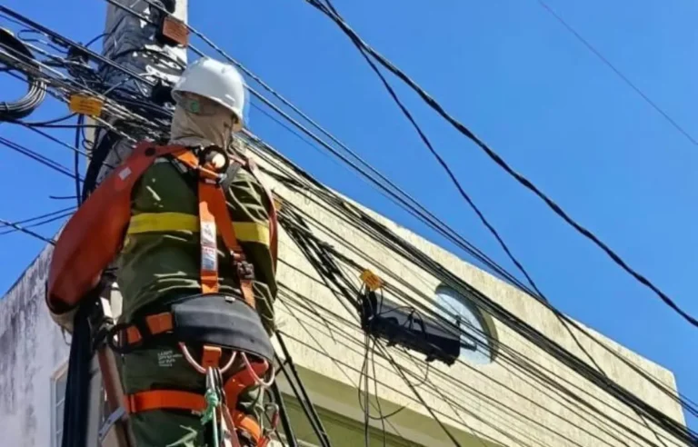 Coelba remove mais de 26 toneladas de cabos irregulares nos circuitos do Carnaval de Salvador – Acorda Cidade