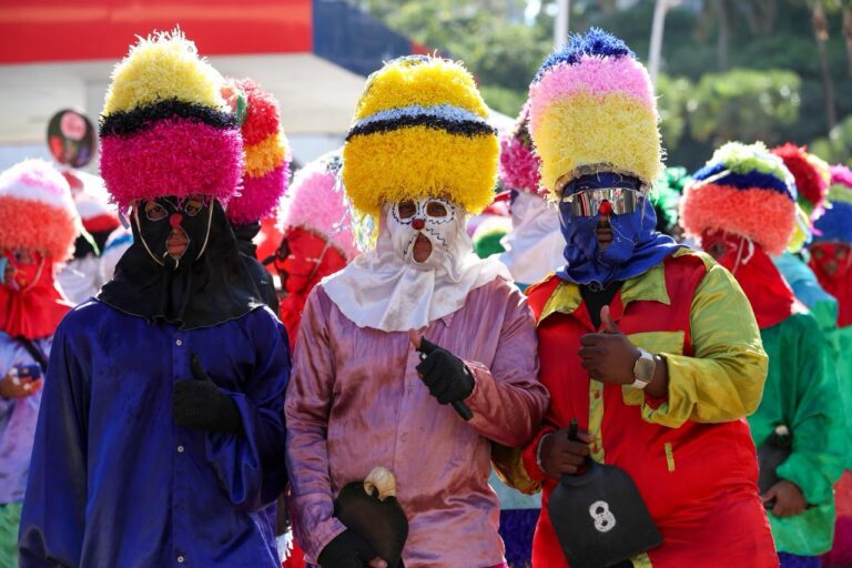 Cornos e vampirinhas dominam Fuzuê em fantasias inusitadas