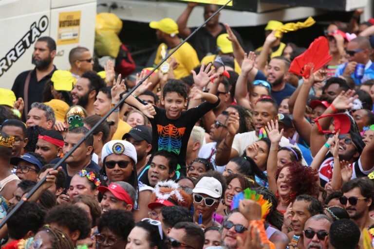 Crianças nos blocos? Lei quer proibir presença de menores no Carnaval