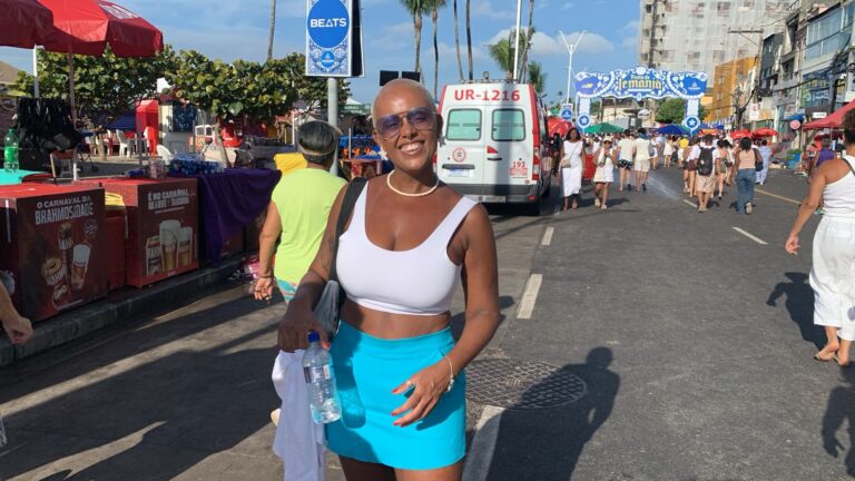 De azul e branco, devotos apostam no conforto para celebrar Iemanjá