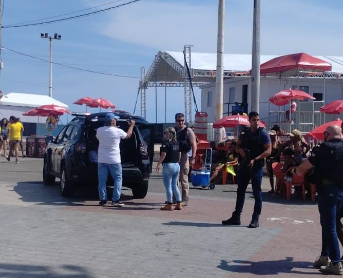 Dois homens são presos por extorquir turistas no Farol da Barra