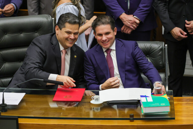 Em meio a cortes, Congresso aprova R$ 6 bi em gastos com servidores