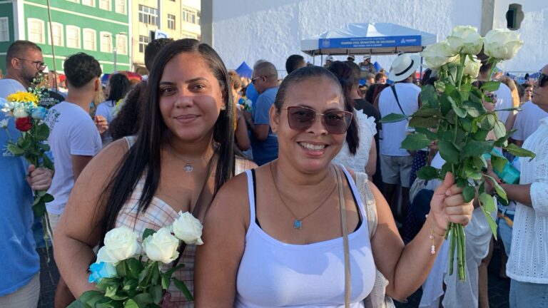 Entre flores e agradecimentos, devotos renovam a fé em Iemanjá no 2 de fevereiro