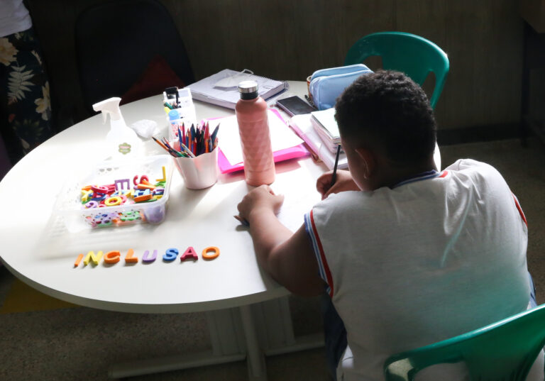 Escola referência em Libras abre vagas para ensino médio em Salvador