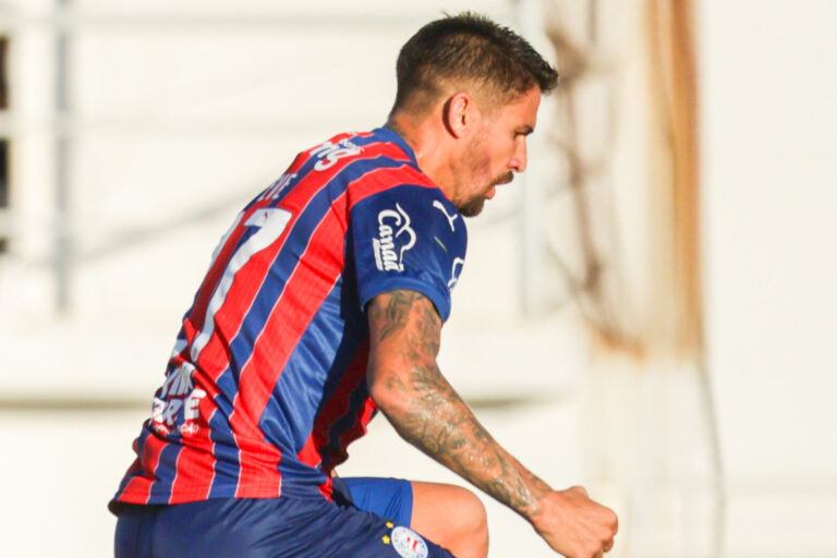 Everaldo aponta gramado do Adauto como vilão do jogo: “Bola fica viva”