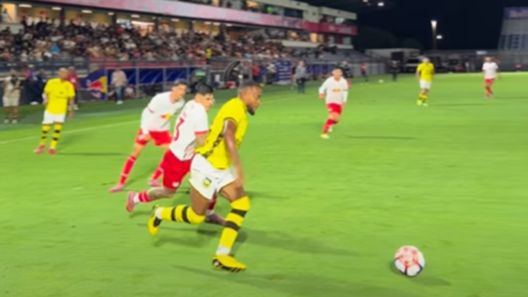 Ex-Bahia protagoniza lance bizarro e decide derrota no Paulistão