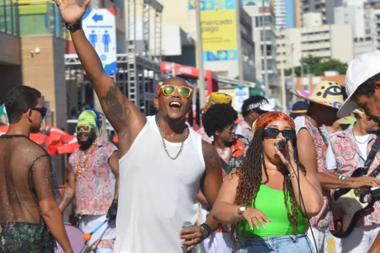 Furdunço arrasta multidão, abre o pré-Carnaval e confirma clima de festa em Salvador; veja as fotos – Acorda Cidade