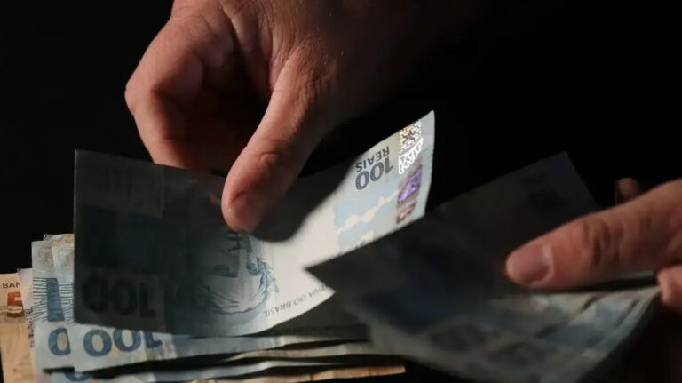 Lei proíbe suspensão do vale-alimentação durante as férias; entenda