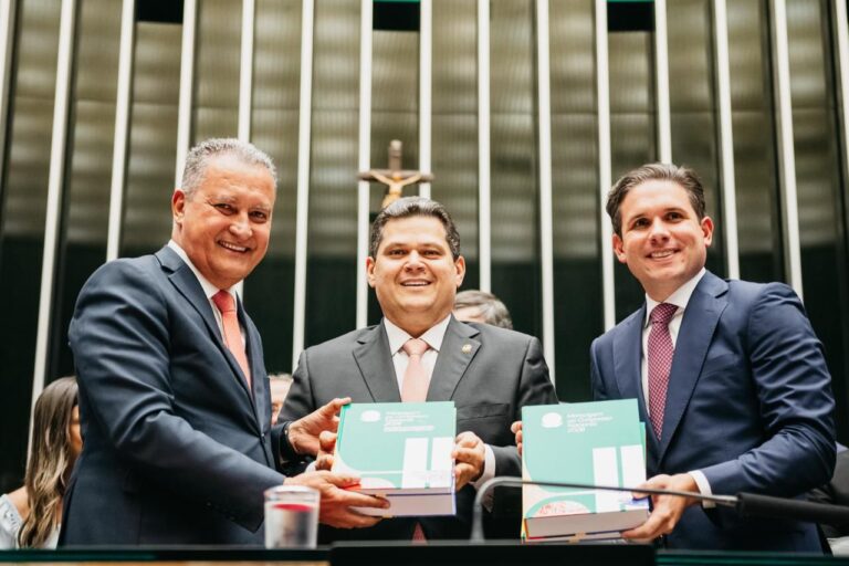 Lula reafirma compromisso com o desenvolvimento e projeta fim da escala 6×1 em 2026