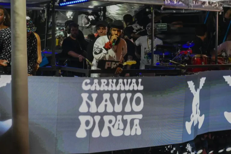 Máquina de Louco: BaianaSystem arrasta multidão no Furdunço em Salvador