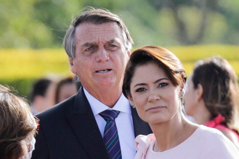 Michelle pode ganhar bolada com perda de patente de Bolsonaro; entenda