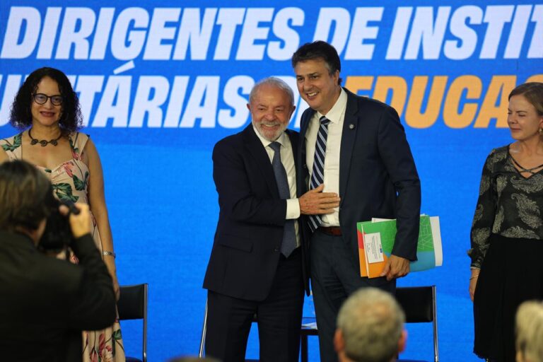 Ministro anuncia saída do governo Lula para ajudar reeleição de aliado