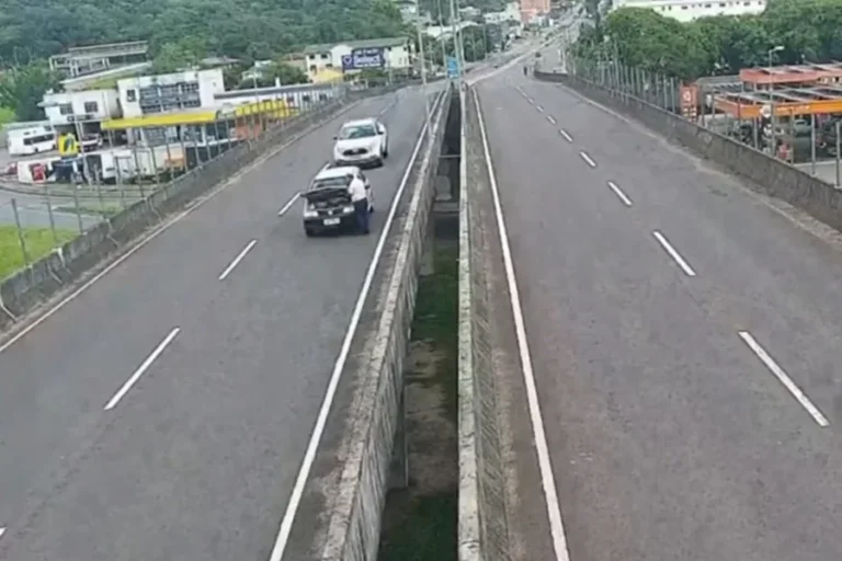 Motorista tenta fechar capô em viaduto e acaba arremessado