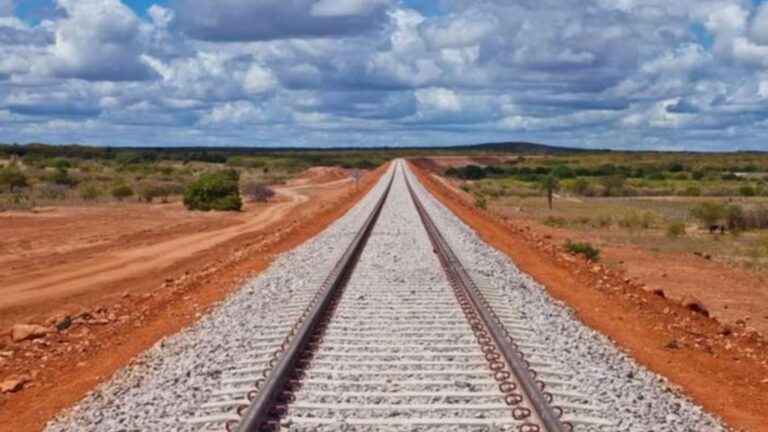 Trens chineses de alta velocidade chegam ao Brasil para ligar cidades