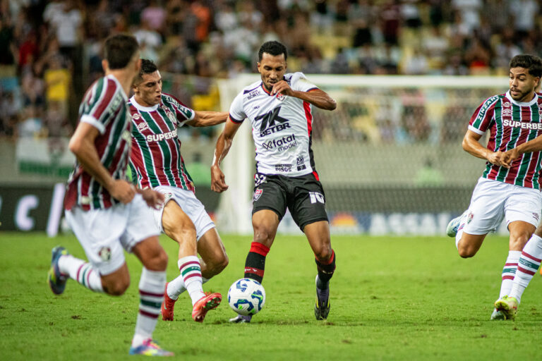 Vitória encaminha saída de Lucas Braga para rival; saiba o que falta