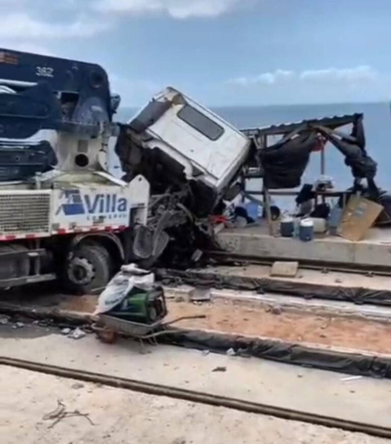 caminhão perde o controle e bate em canteiro de obras do VLT