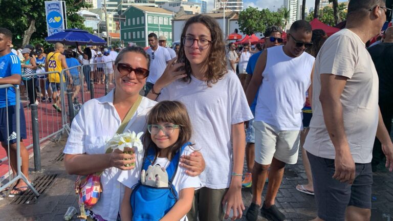 famílias mantêm viva a tradição de Iemanjá em Salvador